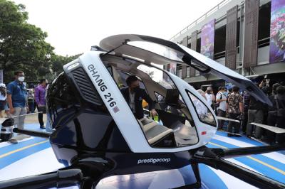 Drone penumpang atau taksi terbang EHang 216 saat dipamerkan di kawasan Senayan, Jakarta. Jumat (10/9/2021).