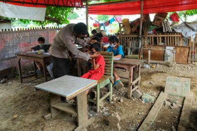 Anggota Polsek Mamajang, Makassar, Aiptu Paleweri mendirikan tempat belajar bagi puluhan anak miskin di Makassar.
