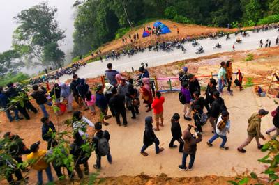 Pengunjung saat menikmati suasana objek wisata Negeri Atas Awan sempat di Kawasan Desa Citorek, Lebak, Banten, Minggu (12/9/2021).