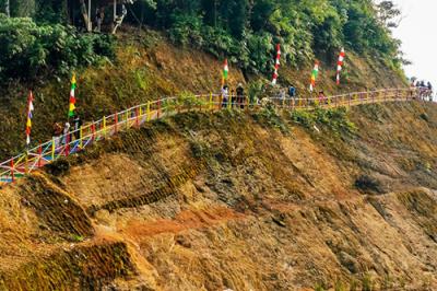 Pengunjung saat menikmati suasana objek wisata Negeri Atas Awan sempat di Kawasan Desa Citorek, Lebak, Banten, Minggu (12/9/2021).