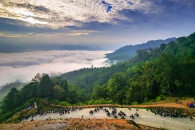 Pengunjung saat menikmati suasana objek wisata Negeri Atas Awan sempat di Kawasan Desa Citorek, Lebak, Banten, Minggu (12/9/2021).