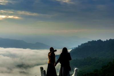 Pengunjung saat menikmati suasana objek wisata Negeri Atas Awan sempat di Kawasan Desa Citorek, Lebak, Banten, Minggu (12/9/2021).