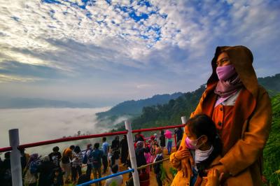 Pengunjung saat menikmati suasana objek wisata Negeri Atas Awan sempat di Kawasan Desa Citorek, Lebak, Banten, Minggu (12/9/2021).