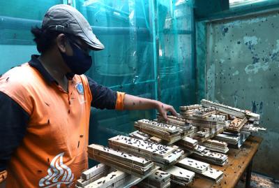 Petugas PPSU memperlihatkan ulat Maggot atau larva lalat BSF yang dibudidayakan di Kelurahan Kuningan Barat, Jakarta Selatan, Senin (13/9/2021).
