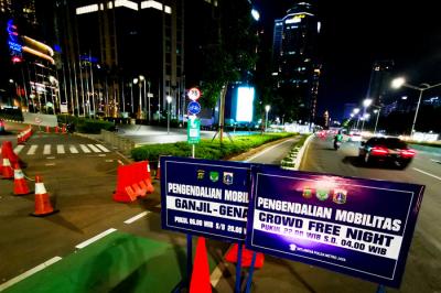 Petugas saat melakukan penjagaan kendaraan yang akan melintas masuk ke jalan Jenderal Sudirman, Jakarta Pusat, Minggu (12/9/2021).