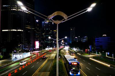Petugas saat melakukan penjagaan kendaraan yang akan melintas masuk ke jalan Jenderal Sudirman, Jakarta Pusat, Minggu (12/9/2021).