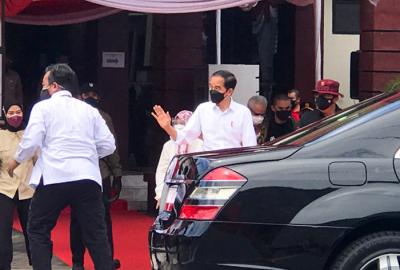Presiden Joko Widodo meninjau pelaksanaan vaksinasi dari pintu ke pintu di Kabupaten Klaten, Jawa Tengah. Senin (13/9/2021).