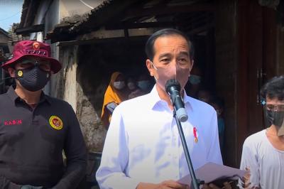 Presiden Joko Widodo meninjau pelaksanaan vaksinasi dari pintu ke pintu di Kabupaten Klaten, Jawa Tengah. Senin (13/9/2021).