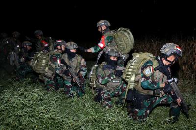 Latihan terjun tempur malam, di Desa Banyuputih Kecamatan Asembagus Kabupaten Situbondo, Jawa Timur, Senin (13/9/2021) dini hari.