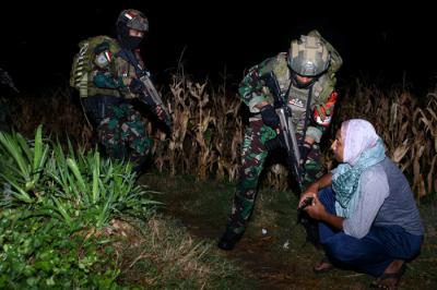 Latihan terjun tempur malam, di Desa Banyuputih Kecamatan Asembagus Kabupaten Situbondo, Jawa Timur, Senin (13/9/2021) dini hari.