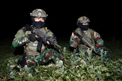 Latihan terjun tempur malam, di Desa Banyuputih Kecamatan Asembagus Kabupaten Situbondo, Jawa Timur, Senin (13/9/2021) dini hari.