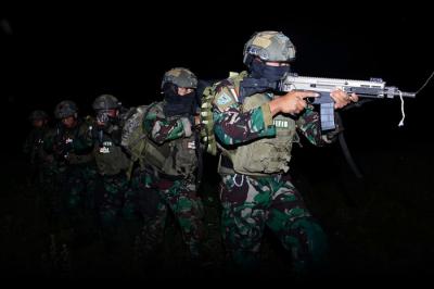 Latihan terjun tempur malam, di Desa Banyuputih Kecamatan Asembagus Kabupaten Situbondo, Jawa Timur, Senin (13/9/2021) dini hari.
