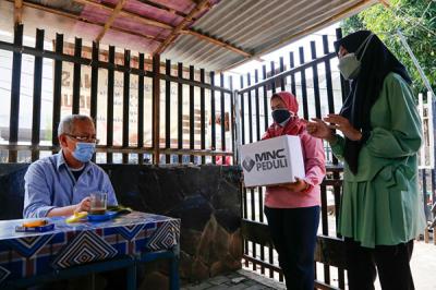 Relawan saat membagikan masker dan sosialiasasi pentingnya protokol kesehatan di Pela Mampang, Jakarta Selatan, Senin (13/9/2021).