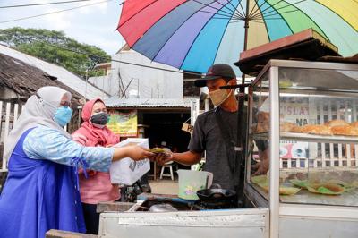 Relawan saat membagikan masker dan sosialiasasi pentingnya protokol kesehatan di Pela Mampang, Jakarta Selatan, Senin (13/9/2021).
