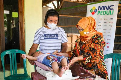 MNC Peduli bersama Posyandu Melati 9 berikan pelayanan pemeriksaan gizi rutin untuk ibu hamil dan anak-anak di Kelurahan Sumur Batu, Bekasi, Senin (13/9/2021).