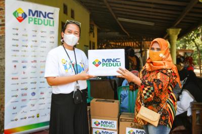 MNC Peduli bersama Posyandu Melati 9 berikan pelayanan pemeriksaan gizi rutin untuk ibu hamil dan anak-anak di Kelurahan Sumur Batu, Bekasi, Senin (13/9/2021).