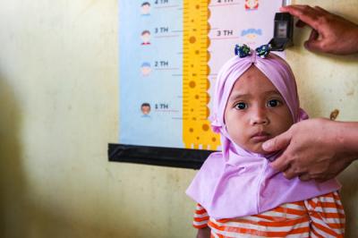 MNC Peduli bersama Posyandu Melati 9 berikan pelayanan pemeriksaan gizi rutin untuk ibu hamil dan anak-anak di Kelurahan Sumur Batu, Bekasi, Senin (13/9/2021).