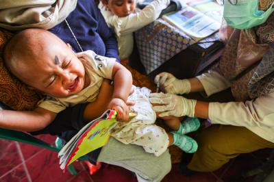 MNC Peduli bersama Posyandu Melati 9 berikan pelayanan pemeriksaan gizi rutin untuk ibu hamil dan anak-anak di Kelurahan Sumur Batu, Bekasi, Senin (13/9/2021).
