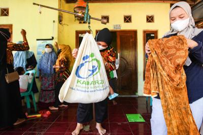 MNC Peduli bersama Posyandu Melati 9 berikan pelayanan pemeriksaan gizi rutin untuk ibu hamil dan anak-anak di Kelurahan Sumur Batu, Bekasi, Senin (13/9/2021).