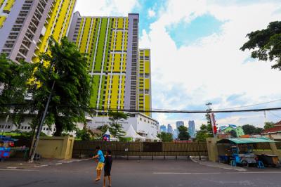 Suasana tidak adanya aktifitas rusun pasar rumput yang digunakan untuk pasien Covid-19 dengan gerbang tertutup rapat di Jakarta, Senin (13/9/2021).