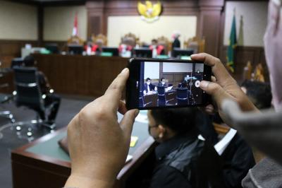 Terdakwa Stepanus Robin Pattuju menjalani sidang perdana di Pengadilan Tipikor, Jakarta, Senin (13/9/2021).