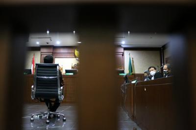 Terdakwa Stepanus Robin Pattuju menjalani sidang perdana di Pengadilan Tipikor, Jakarta, Senin (13/9/2021).
