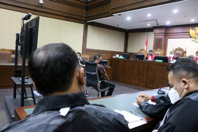Terdakwa Stepanus Robin Pattuju menjalani sidang perdana di Pengadilan Tipikor, Jakarta, Senin (13/9/2021).