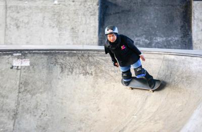 Atlet Skateboard Indonesia Nyimas Bunga Cinta saat bermain skateboard di Skatepark Pasar Rebo, Jakarta, Minggu (12/9/2021).