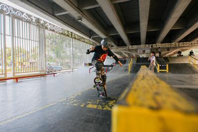 Atlet Skateboard Indonesia Nyimas Bunga Cinta saat bermain skateboard di Skatepark Pasar Rebo, Jakarta, Minggu (12/9/2021).