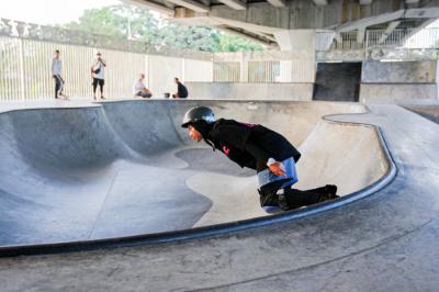 Atlet Skateboard Indonesia Nyimas Bunga Cinta saat bermain skateboard di Skatepark Pasar Rebo, Jakarta, Minggu (12/9/2021).