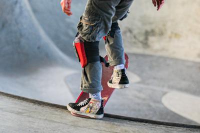 Atlet Skateboard Indonesia Nyimas Bunga Cinta saat bermain skateboard di Skatepark Pasar Rebo, Jakarta, Minggu (12/9/2021).