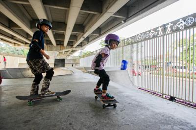 Atlet Skateboard Indonesia Nyimas Bunga Cinta saat bermain skateboard di Skatepark Pasar Rebo, Jakarta, Minggu (12/9/2021).