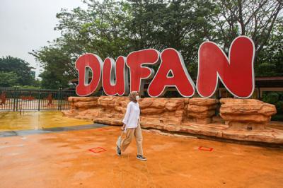 Pengunjung berswafoto di wahana permainan Dunia Fantasi, Ancol, Jakarta Utara, Selasa (14/9/2021).