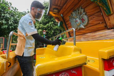 Pengunjung berswafoto di wahana permainan Dunia Fantasi, Ancol, Jakarta Utara, Selasa (14/9/2021).