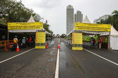 Pengunjung melakukan Scan Barcode Aplikasi PeduliLindungi di Pintu Gerbang Utama Taman Impian Jaya Ancol, Jakarta, Selasa (14/9/2021).