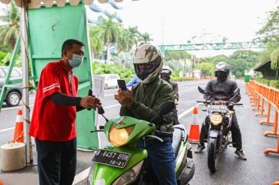 Pengunjung melakukan Scan Barcode Aplikasi PeduliLindungi di Pintu Gerbang Utama Taman Impian Jaya Ancol, Jakarta, Selasa (14/9/2021).