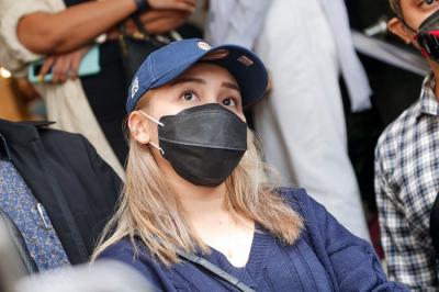 Pedangdut Ayu Ting Ting didampingi kuasan hukumnya Minola Sebayang saat memberikan keterangan kepada wartawan di Jakarta, Selasa (14/9/2021).