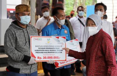 Menteri Sosial Tri Rismaharini saat mengunjungi lokasi Komunitas Adat Terpencil (KAT) di Provinsi Kalimantan Selatan, Selasa (14/9/2021).