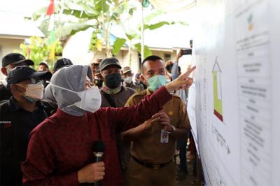 Menteri Sosial Tri Rismaharini saat mengunjungi lokasi Komunitas Adat Terpencil (KAT) di Provinsi Kalimantan Selatan, Selasa (14/9/2021).