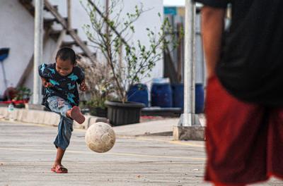 Sejumlah anak terlihat sedang bermain di Kampung Susun Akuarium di Penjaringan, Jakarta Utara, Senin (13/9/2021).