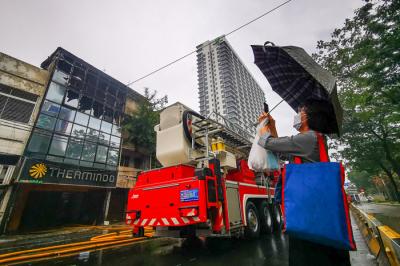 Petugas pemadam kebakaran berusaha memadamkan api yang membakar ruko empat lantai di Kawasan Taman Sari, Jakarta Barat, Selasa (14/9/2021).