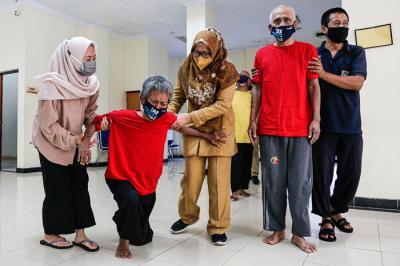 Vaksinator menyuntikkan vaksin Covid-19 kepada Warga Binaan Sosial (WBS) di Panti Sosial Bina Insan, Cipayung, Jakarta Timur, Selasa (14/9/2021).