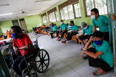 Vaksinator menyuntikkan vaksin Covid-19 kepada Warga Binaan Sosial (WBS) di Panti Sosial Bina Insan, Cipayung, Jakarta Timur, Selasa (14/9/2021).