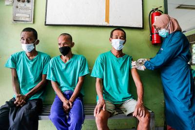 Vaksinator menyuntikkan vaksin Covid-19 kepada Warga Binaan Sosial (WBS) di Panti Sosial Bina Insan, Cipayung, Jakarta Timur, Selasa (14/9/2021).