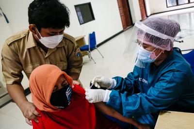 Vaksinator menyuntikkan vaksin Covid-19 kepada Warga Binaan Sosial (WBS) di Panti Sosial Bina Insan, Cipayung, Jakarta Timur, Selasa (14/9/2021).