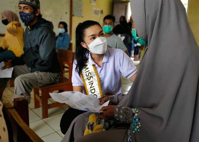 Miss Indonesia 2020 Carla Yules berbincang dengan masyarakat penerima Vaksin saat meninjau Sentra Vaksinasi MNC Peduli di Bogor, Rabu (17/9/2021).