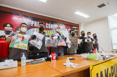 Keterangan pers pengungkapan peredaran Narkotika jenis sabu dan home industry pembuatan pil ekstasi jenis inex palsu di Mapolres Jakarta Pusat, Rabu (15/9/2021)