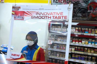 Pekerja merapikan rokok di salah satu Minimarket di kawasan Jakarta Selatan, Rabu (15/9/2021).
