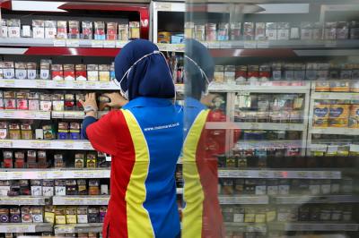 Pekerja merapikan rokok di salah satu Minimarket di kawasan Jakarta Selatan, Rabu (15/9/2021).