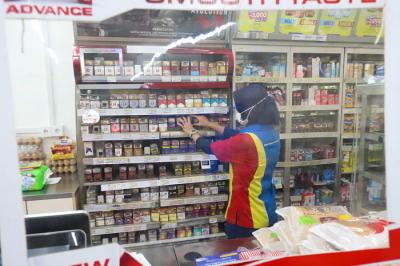 Pekerja merapikan rokok di salah satu Minimarket di kawasan Jakarta Selatan, Rabu (15/9/2021).